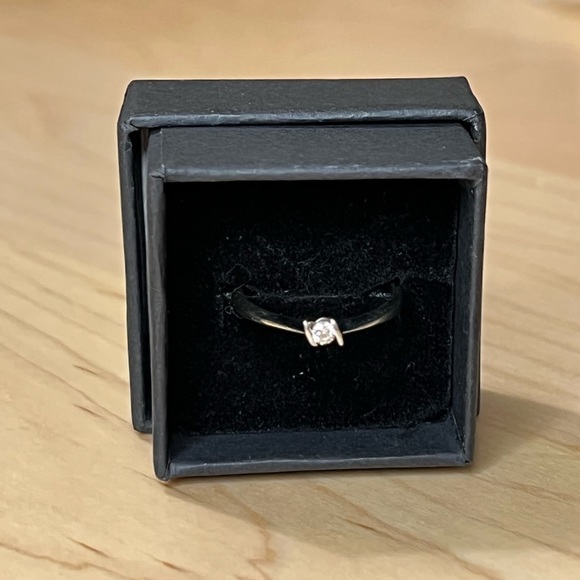 🔥Genuine .12tdw 10KT White Gold Diamond Ring size 8 - Picture 12 of 14